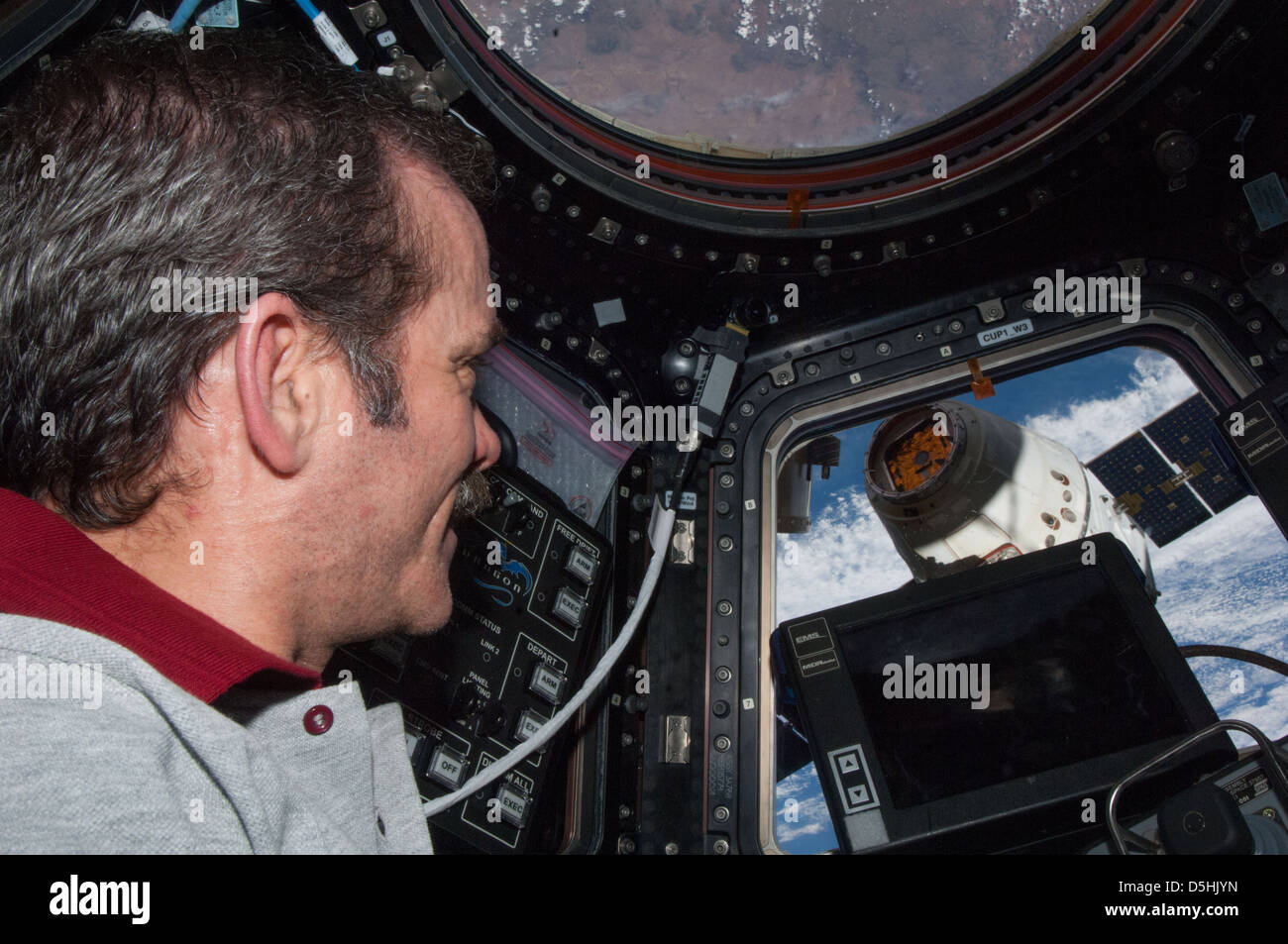 Internationale Raumstation ISS-Expedition 35 Commander Chris Hadfield von der Canadian Space Agency Uhren veröffentlicht nach einer dreiwöchigen Besuch in dem orbitalen Außenposten 26. März 2013 in der Erdumlaufbahn SpaceX Dragon-Raumschiff. Stockfoto