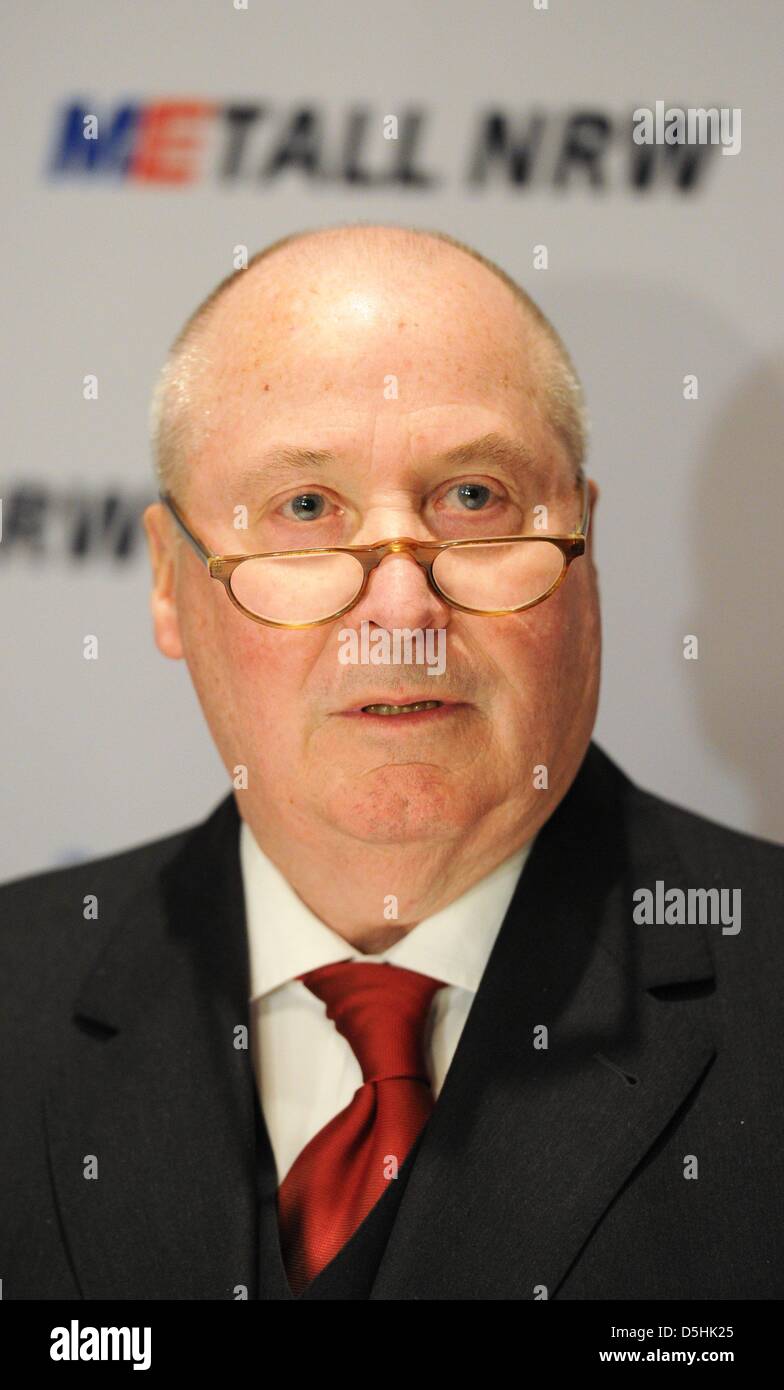 Horst-Werner Maier-Hunke, spricht Chef von Nordrhein-Westfalen der Stahlindustrie Arbeitgeberverband auf einer Pressekonferenz in Düsseldorf, 17. Februar 2010. Die Arbeitgeberseite und die Gewerkschaften haben für einen möglicherweise entscheidenden Verhandlungsrunde über einen neuen tariflichen Vertrag für Mitarbeiter im Bereich Stahl und Elektroindustrie erfüllt. Foto: JULIAN STRATENSCHULTE Stockfoto