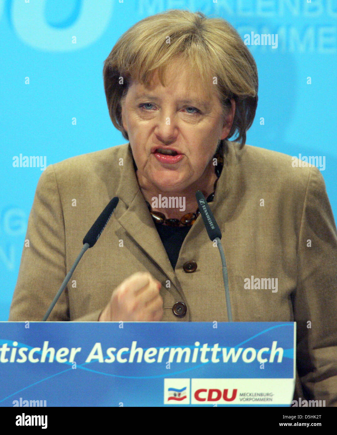 Bundeskanzlerin und Vorsitzende der Christlich Demokratischen Union CDU Angela Merkel hält eine Rede auf ihrer Party 15. politischen Aschermittwoch-Event in Demmin, Deutschland, 17. Februar 2010. Frau Merkel läuft für den benachbarten nördlichen Pommern Wahlkreis. Traditionell besucht sie den Aschermittwoch gathering organisierten von CDU Lokalteil in Demmin, die in diesem Jahr war Thema Stockfoto