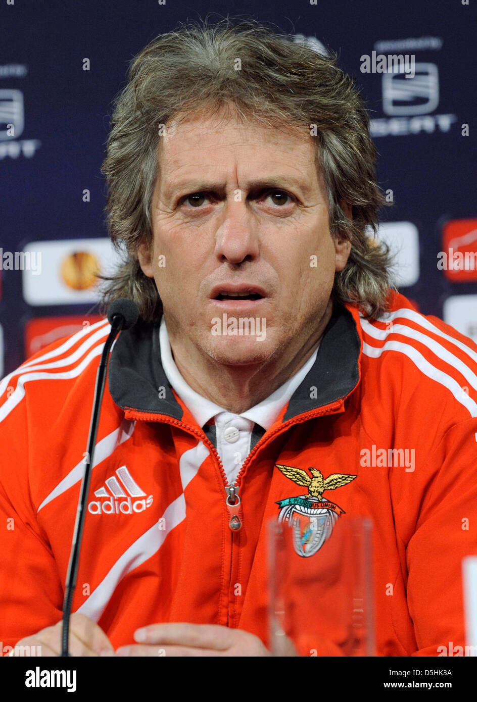 Jorge Jesus, Cheftrainer der portugiesischen Fußball-Club Benfica Lissabon, gibt eine Pressekonferenz im Olympiastadion in Berlin, Deutschland, 17. Februar 2010. Benfica, zweifacher Gewinner des deutschen Bundesligisten Hertha Berlin in ein Europa League-Vermittler Runde Hinspiel Spiel in Berlin am 18. Februar 2010 Europacup-Gesichter. Foto: RAINER JENSEN Stockfoto