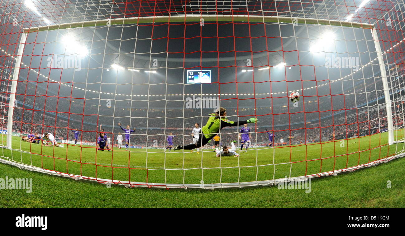 Fußball-Champions-League-Octos: FC Bayern München - AC Florenz bin Mittwoch (17.02.2010) in der Allianz Arena in München. Der Torhüter von Florenz Sebastien Frey Kann Den Kopfball des Münchners Miroslav Klose Zum 2:1 Endstand Nicht Zweisimmen. Foto: Tobias Hase Dpa/lby Stockfoto