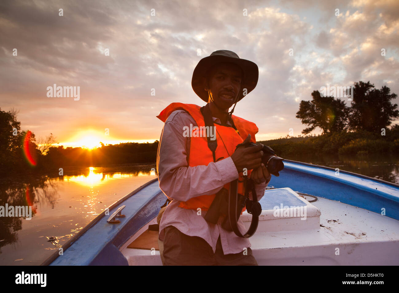 Madagaskar, Betrieb Wallacea, Anleitung, Mariarano Forschung Flussschiff bei Sonnenuntergang Stockfoto