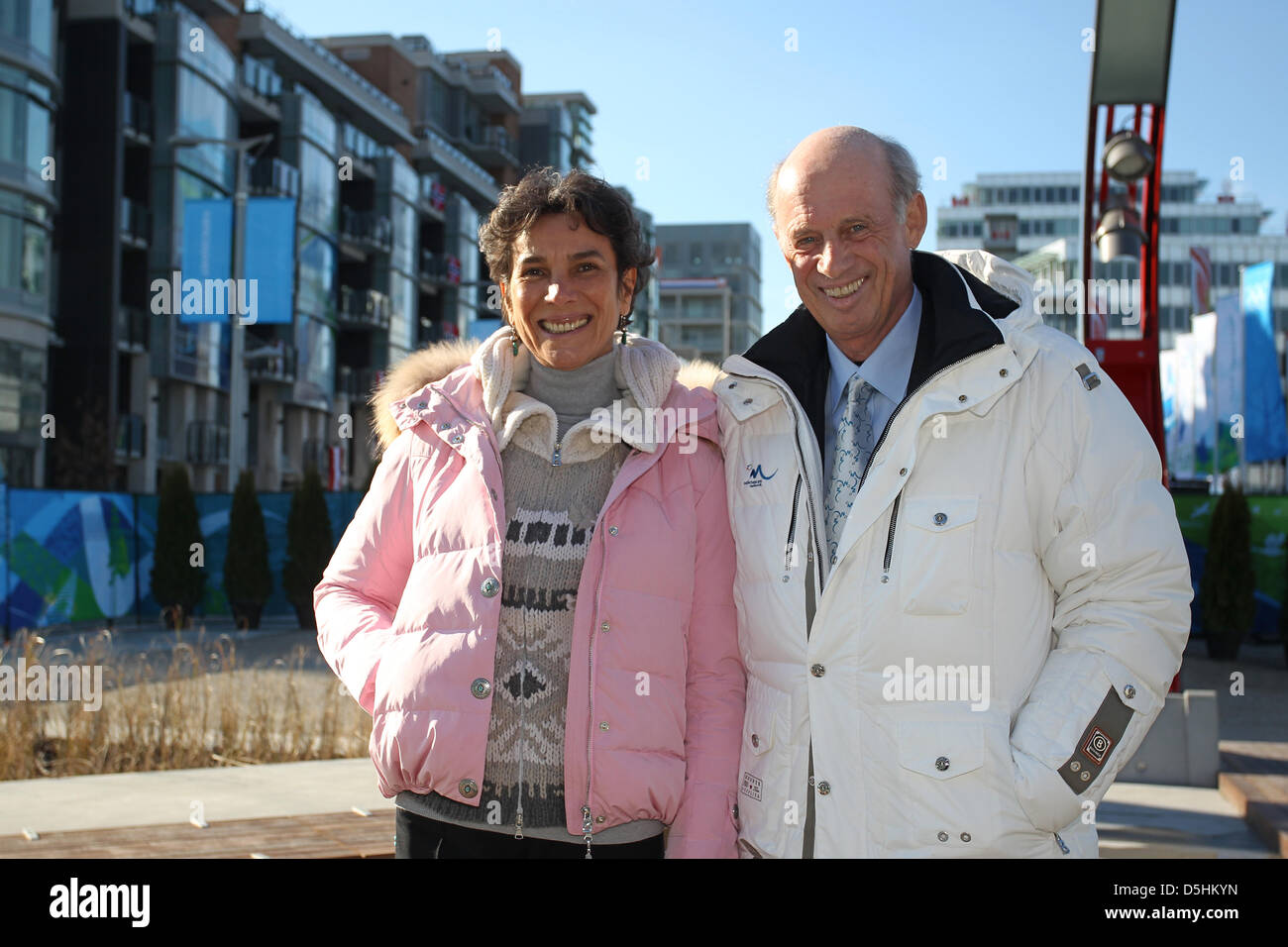 Deutsche Winter-Mode-Designer Willy Bogner (R) und seiner brasilianischen  Ehefrau Sonia Lächeln in das Olympische Dorf in Vancouver, BC, Kanada, 9.  Februar 2010. Die Olympischen Spiele in Vancouver 2010 findet vom 12. bis