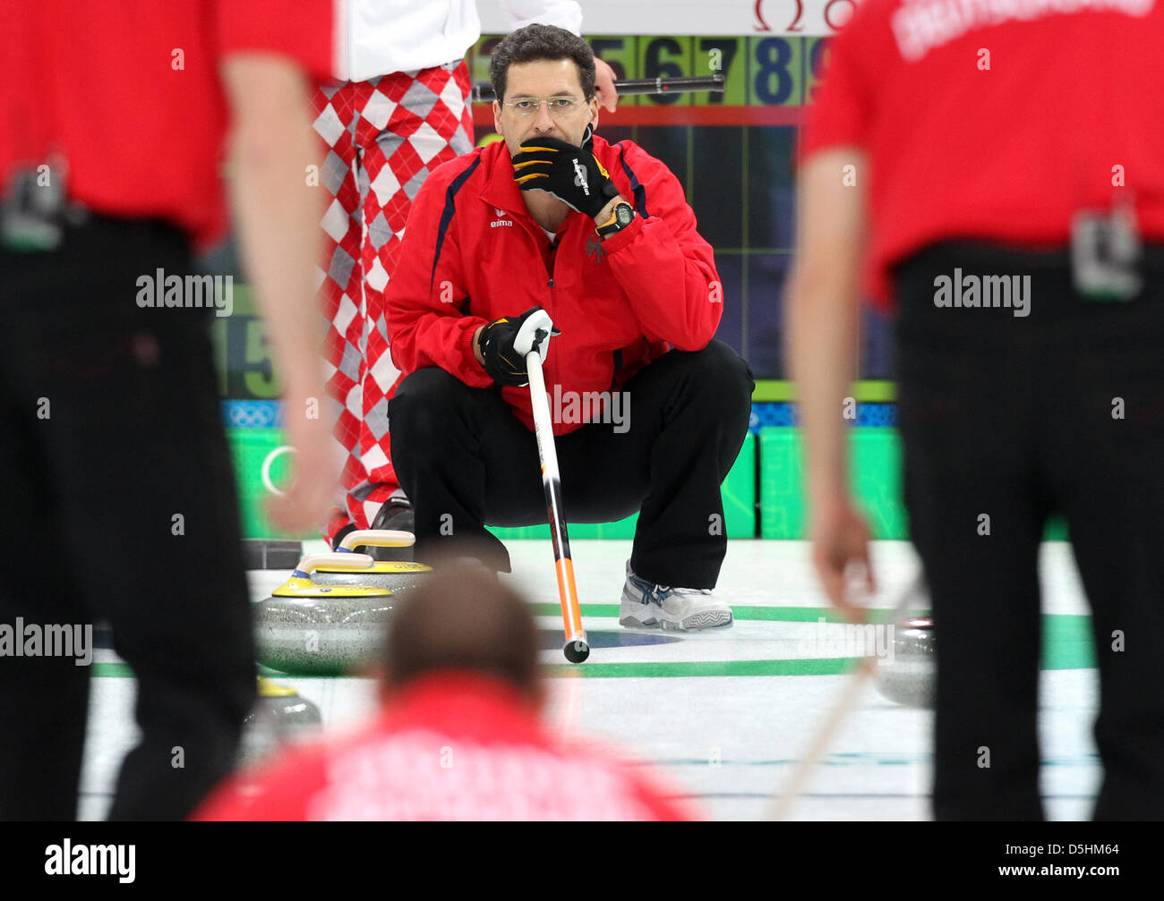 Überspringen Sie Andy Kapp Gemany Augen die Stein während ihres Curling Männer Robin Sitzung 4 gegen Norwegen während der Vancouver 2010 Olympischen Spiele in Vancouver Olympic Center in Vancouver, Kanada 18. Februar 2010 Runde. Foto: Daniel Karmann +++(c) Dpa - Bildfunk +++ Stockfoto