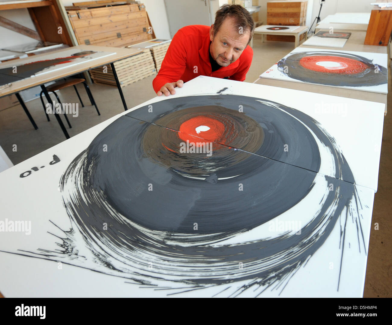 Horst Bretschneider der Meissener Porzellan-Manufaktur prüft Porzellan mit einem Diptychon des deutschen Künstlers Otto Piene in Meißen, Deutschland, 17. Februar 2010. 1957 gründete Piene und Heinz Mack der ZERO-Gruppe, die eines der bedeutendsten Künstler der Nachkriegszeit wurde. Foto: Matthias Hiekel Stockfoto