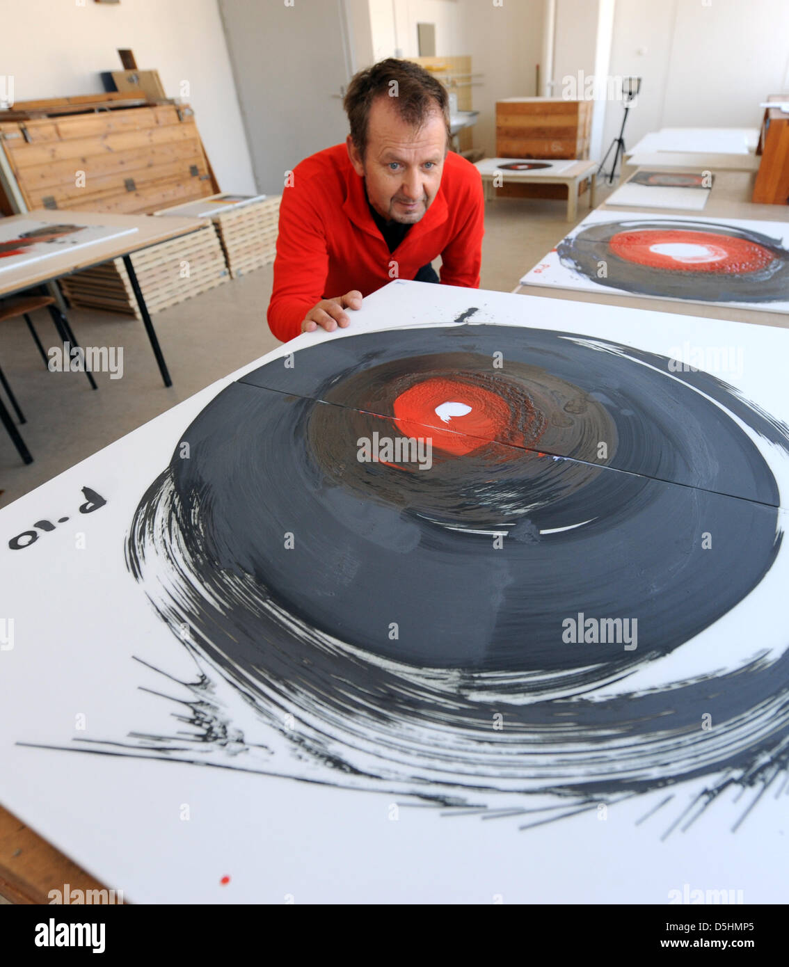 Horst Bretschneider der Meissener Porzellan-Manufaktur prüft Porzellan mit einem Diptychon des deutschen Künstlers Otto Piene in Meißen, Deutschland, 17. Februar 2010. 1957 gründete Piene und Heinz Mack der ZERO-Gruppe, die eines der bedeutendsten Künstler der Nachkriegszeit wurde. Foto: Matthias Hiekel Stockfoto