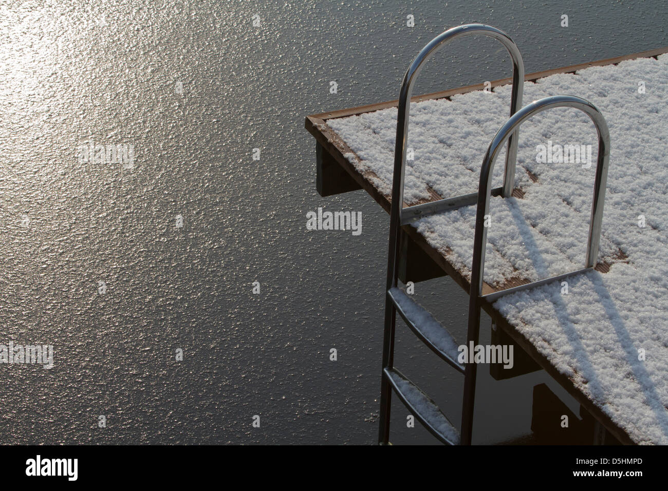 Schnee gefroren Ponton Schwimmbad See Footprints Stockfoto