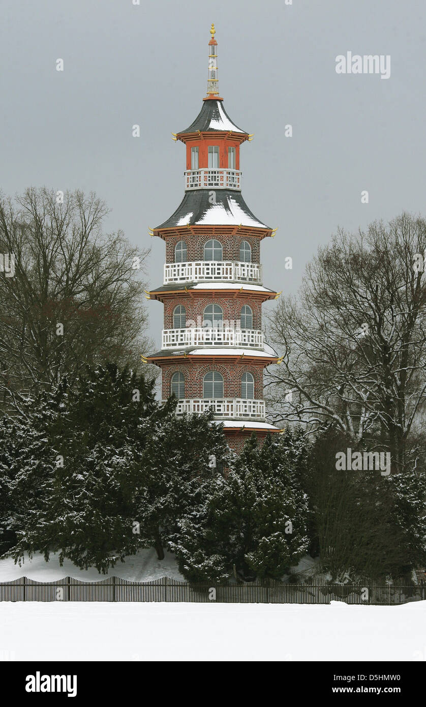 Die Dächer der Fünfgeschossigen Pagode Im Schloßgarten in Oranienbaum (Landkreis Wittenberg) Sindh bin Samstag (13.02.2010) Teilweise Mit Schnee Bedeckt. Fürst Franz von Anhalt-Dessau hatte Diesen Bau Ende des 18. Jahrhunerts Errichten. Er hatte Seinerzeit Höhle Inselgarten in Einen Chinesisch-Englischen Garten Umgestalten. Foto: Jens Wolf Dpa/lah Stockfoto