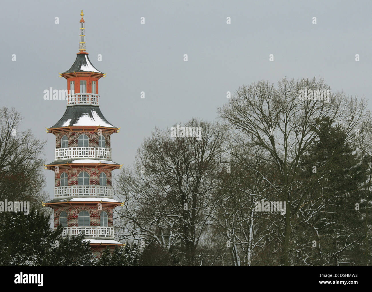 Die Dächer der Fünfgeschossigen Pagode Im Schloßgarten in Oranienbaum (Landkreis Wittenberg) Sindh bin Samstag (13.02.2010) Teilweise Mit Schnee Bedeckt. Fürst Franz von Anhalt-Dessau hatte Diesen Bau Ende des 18. Jahrhunerts Errichten. Er hatte Seinerzeit Höhle Inselgarten in Einen Chinesisch-Englischen Garten Umgestalten. Foto: Jens Wolf Dpa/lah Stockfoto