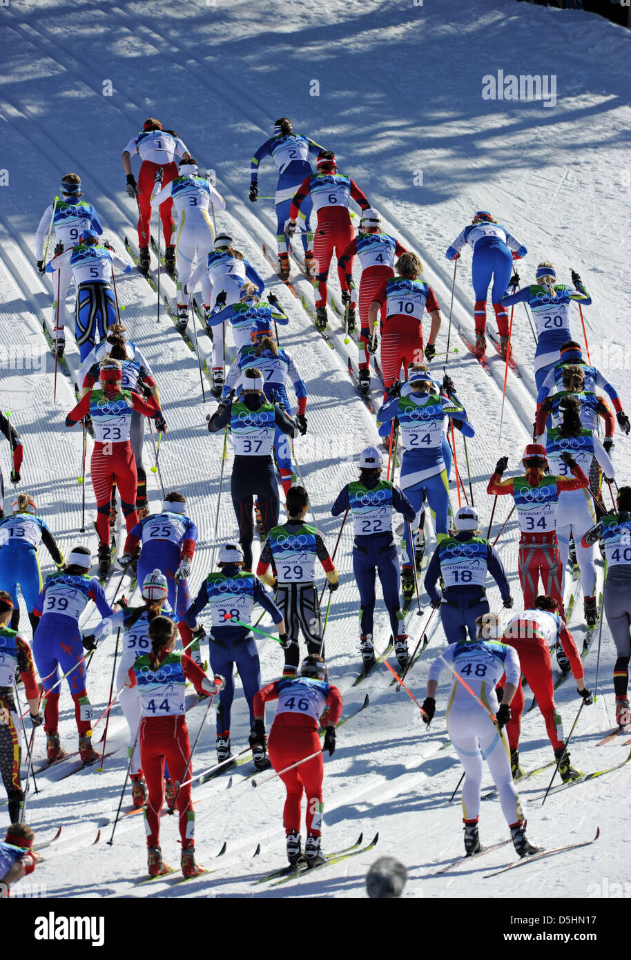 Sportler nehmen einen Start für die Frauen 15 km Verfolgung Cross Country Skiing Wettbewerb bei den Olympischen Spielen in Vancouver 2010, Whistler, Kanada, 19. Februar 2010.  +++(c) Dpa - Bildfunk +++ Stockfoto