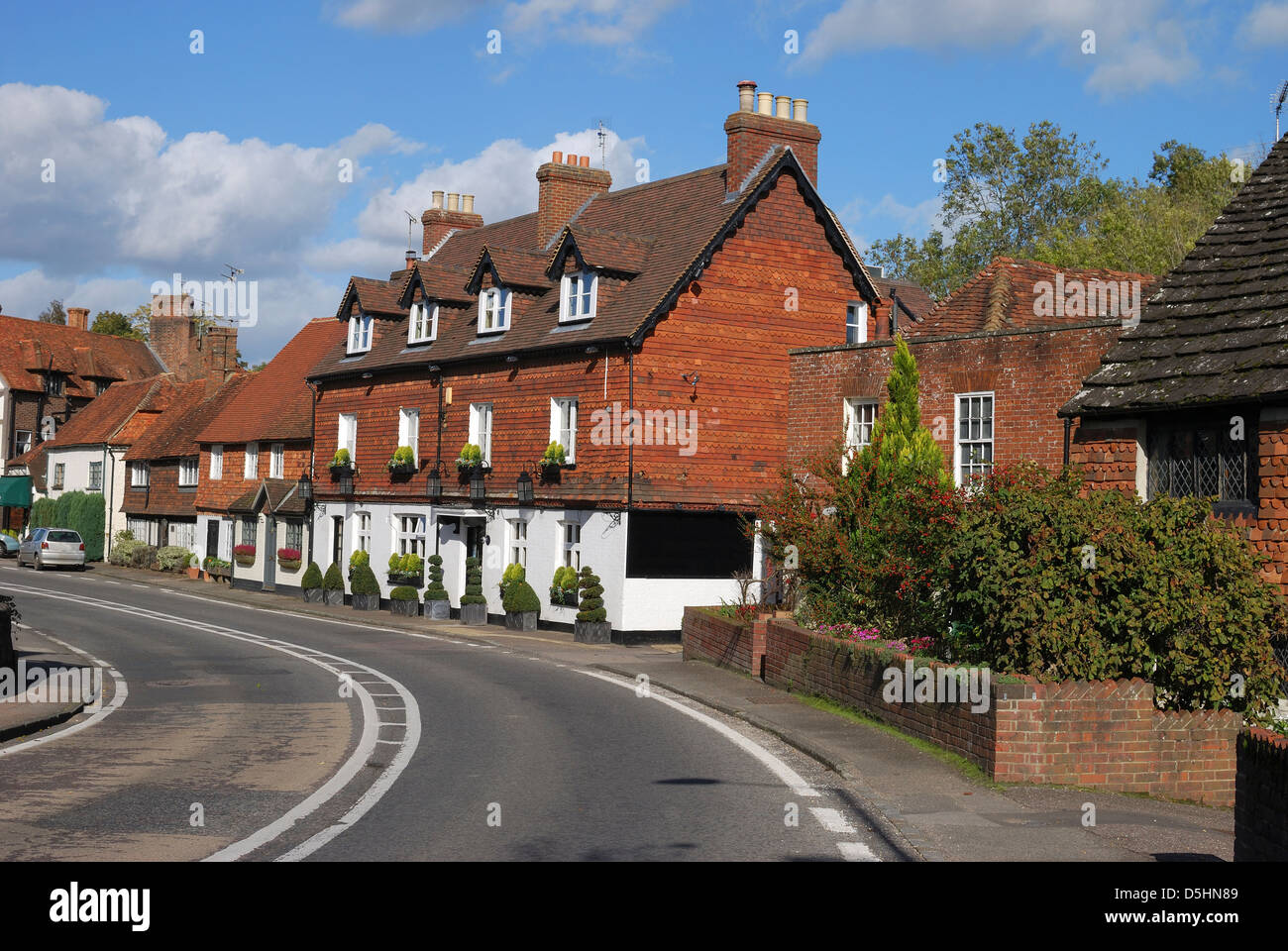 Gefliest und gemauerte Hütten auf der Hauptstraße am Chiddingfold. Surrey. England Stockfoto