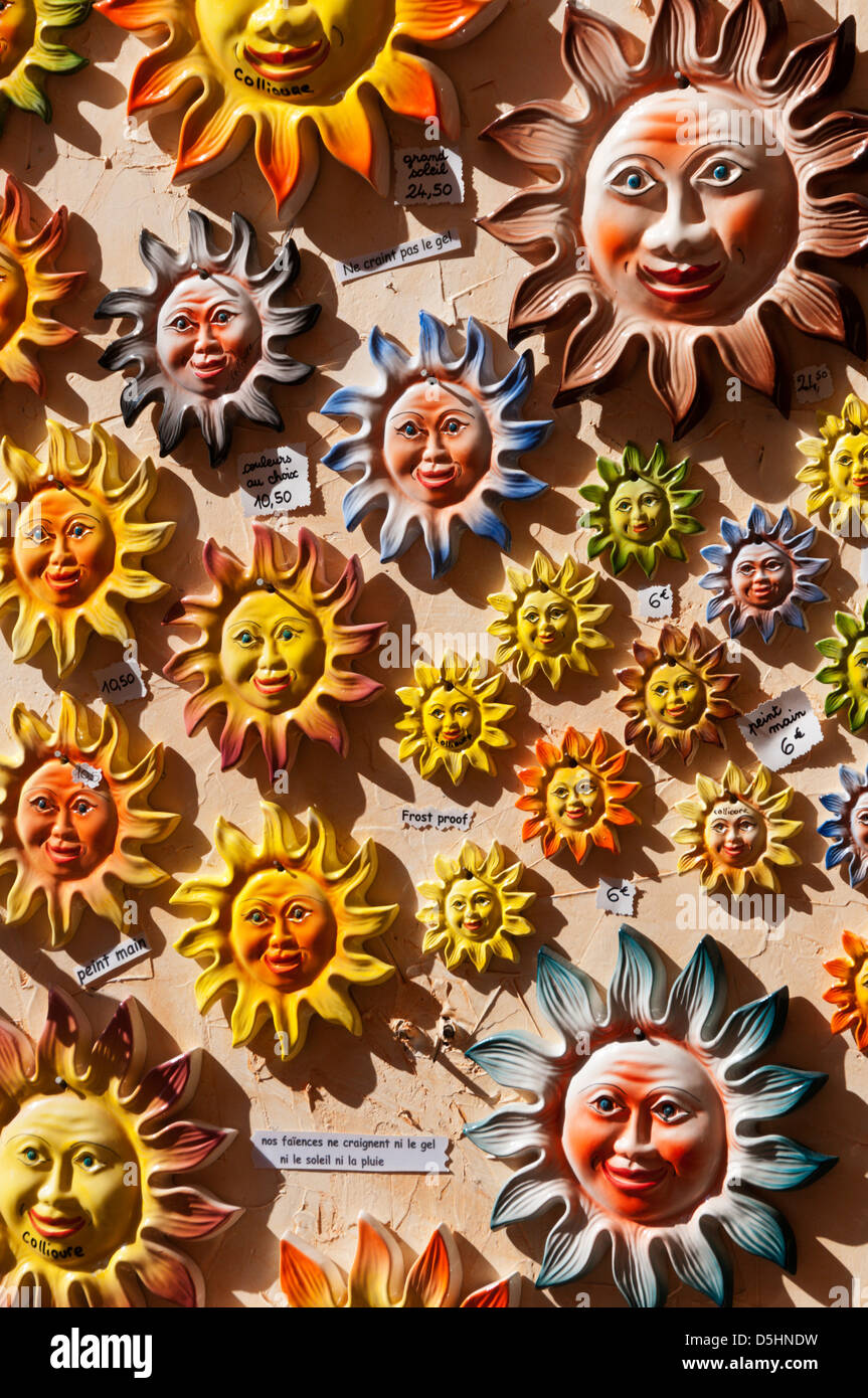 Ornamentale Sonne Gesicht Wand Plaketten für Verkauf in einem Keramik-Shop in Collioure, Südfrankreich. Stockfoto