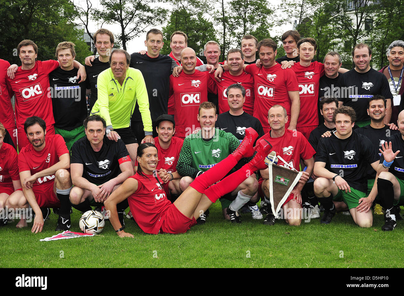 FC St. Pauli Allstars (rot) bei Charity-Fußball-Event "Kicken Mit Herz" SC Victoria Stadion. Hamburg, Deutschland - 29.05.2011. Stockfoto