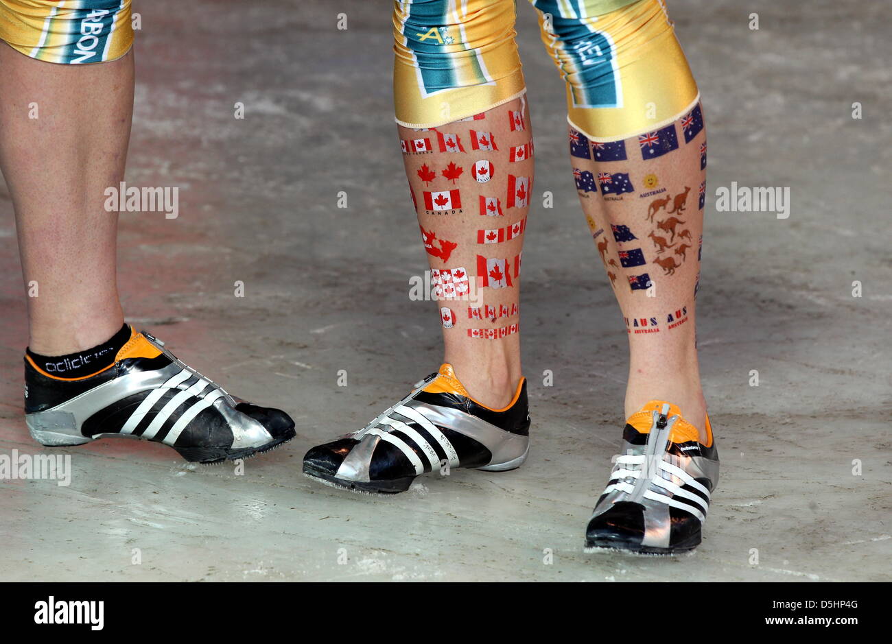 Bobfahrer Christopher Frühjahr Australien hat beklebt seinen Waden mit temporären Tattoos von australischen und kanadischen Flaggen im Whistler Sliding Center bei den Olympischen Spielen 2010 in Vancouver am 21. Februar 2010 in Whistler, Kanada. Foto: Karl-Josef Hildenbrand Stockfoto