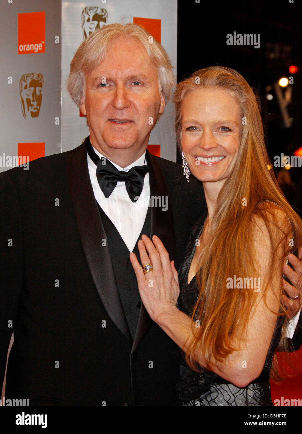 Kanadische Regisseur James Cameron und seine Frau Suzy Amis kommen für die 2010 Orange British Academy Film Awards (BAFTA) am Royal Opera House in London, Vereinigtes Königreich, 21. Februar 2010 statt. Die BAFTAs sind die größte und renommierteste britischen Film Awards ehren sowohl britische als auch internationale filmisches Talent. Foto: Hubert Boesl Stockfoto