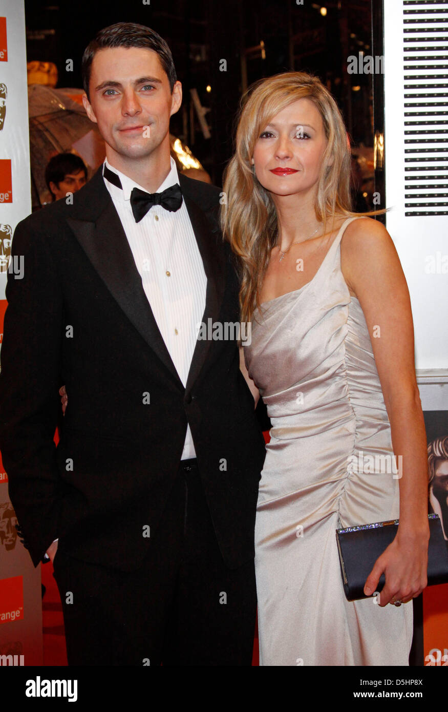 Britischer Schauspieler Matthew Goode und seine Freundin Sophie Dymoke kommen für die 2010 Orange British Academy Film Awards (BAFTA) am Royal Opera House in London, Vereinigtes Königreich, 21. Februar 2010 statt. Die BAFTAs sind die größte und renommierteste britischen Film Awards ehren sowohl britische als auch internationale filmisches Talent. Foto: Hubert Boesl Stockfoto