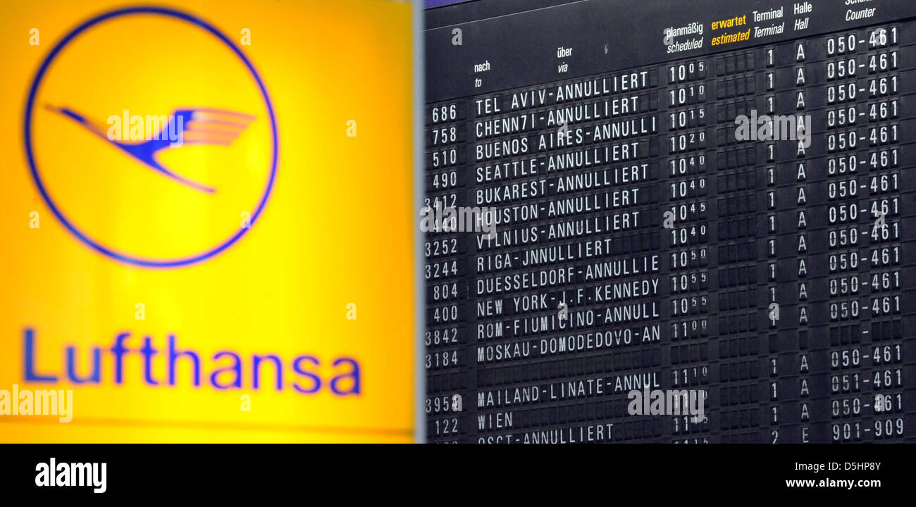 Das Logo der Lufthansa und ein Anzeiger-Panel die zahlreichen Marken annullierte Flüge am Flughafen in Frankfurt/Main, Deutschland, 22. Februar 2010. Viele Flüge der Lufthansa wurden abgesagt oder verzögert durch einen Streik der Lufthansa Piloten. Der Tarif-Streit könnte die größte in der Geschichte der deutschen Luftfahrt zu entwickeln. Foto: MARIUS BECKER Stockfoto