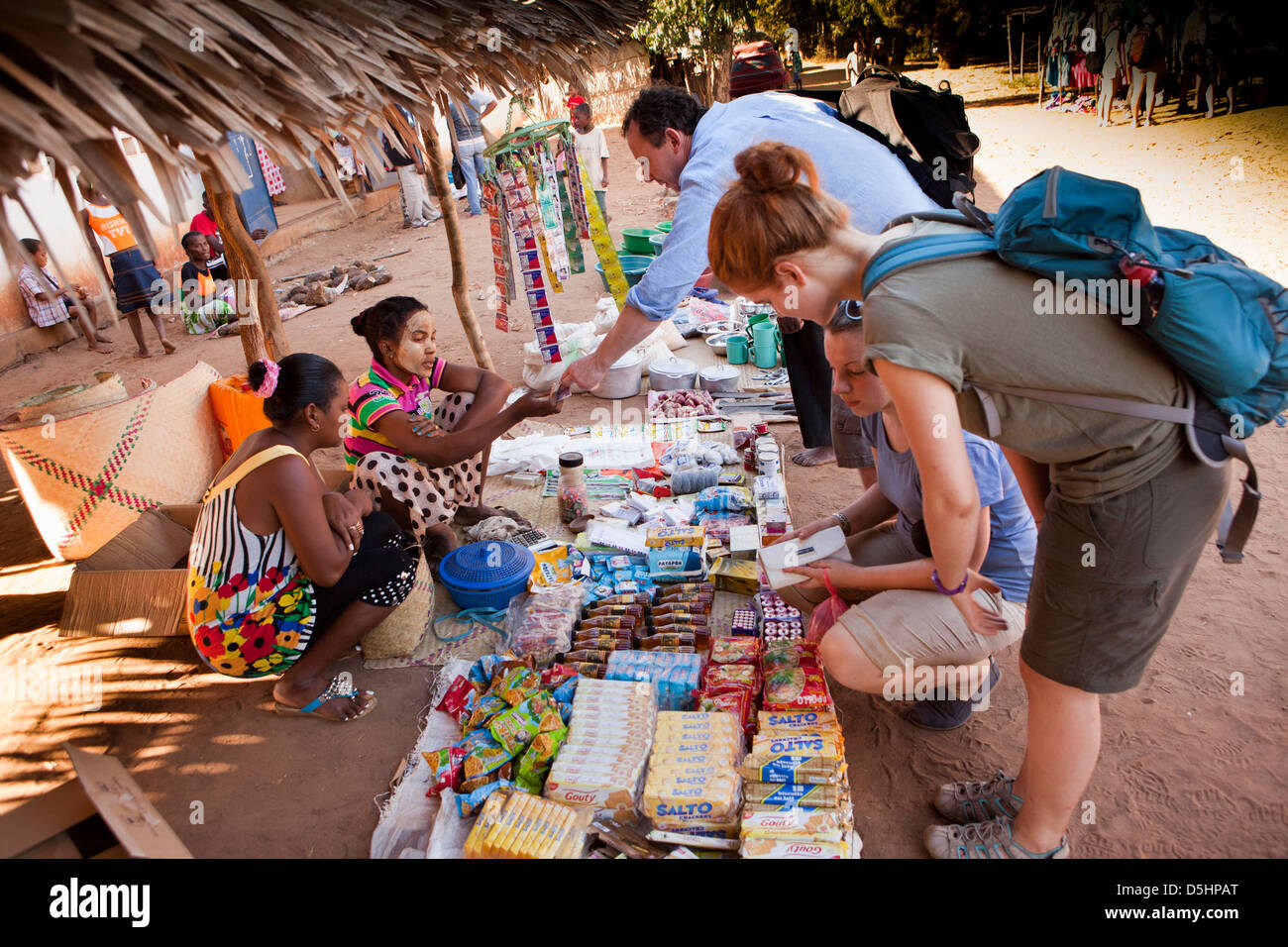 Madagaskar, Betrieb Wallacea, Mariarano, Schüler von Wochenmarkt kaufen Stockfoto