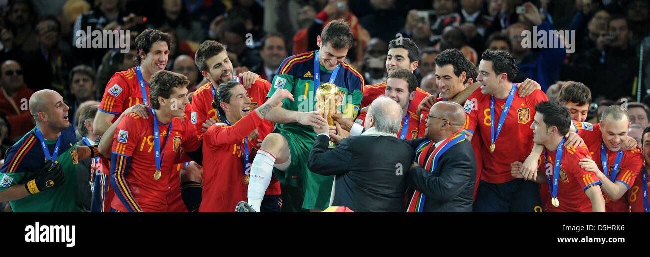 FIFA-Präsident Joseph Blatter (CR) und Südafrikas Präsident Jabob Zuma vorlegen Spaniens Iker Casillas (C) WM-Pokal, nach der 2010 FIFA World Cup final-Spiel zwischen den Niederlanden und Spanien im Soccer City Stadium in Johannesburg, Südafrika 11. Juli 2010. Foto: Marcus Brandt Dpa - verweisen wir auf http://dpaq.de/FIFA-WM2010-TC +++(c) Dpa - Bildfunk +++ Stockfoto