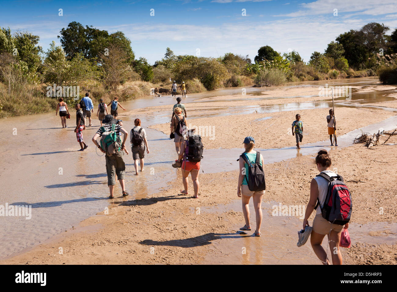 Madagaskar, Betrieb Wallacea, Studenten über Mariarano Fluss unterwegs zu Matsedroy Stockfoto