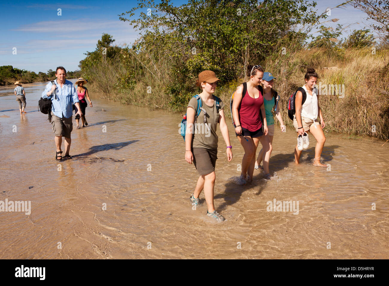 Madagaskar, Betrieb Wallacea, Studenten Kreuzung Mariarano, Fluss unterwegs zu Matsedroy Stockfoto