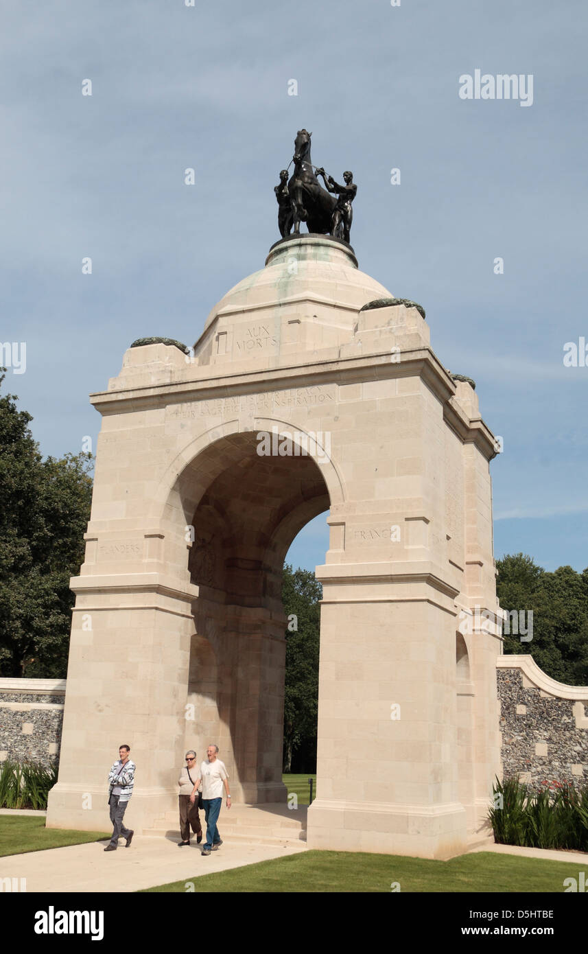 Besucher gehen durch die Memorial Arch in der South African National Memorial im Delville Wood, Somme, Frankreich. Stockfoto