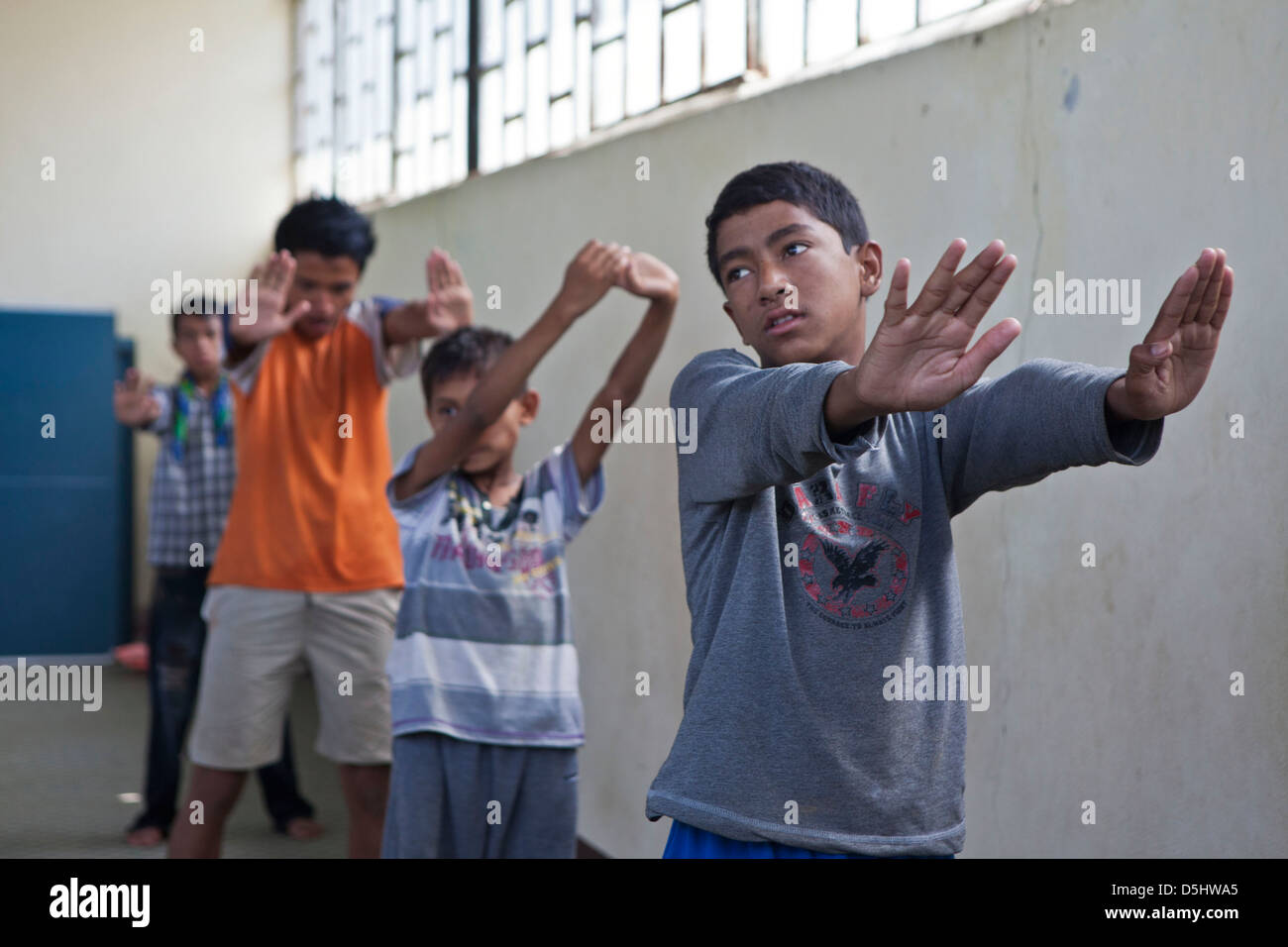 Nepalesische jungen Yoga-Kurs in der Stimme für Kinder-Reha-Zentrum für Kinder in der Gefahr des Missbrauchs in Kathmandu, Nepal. Stockfoto