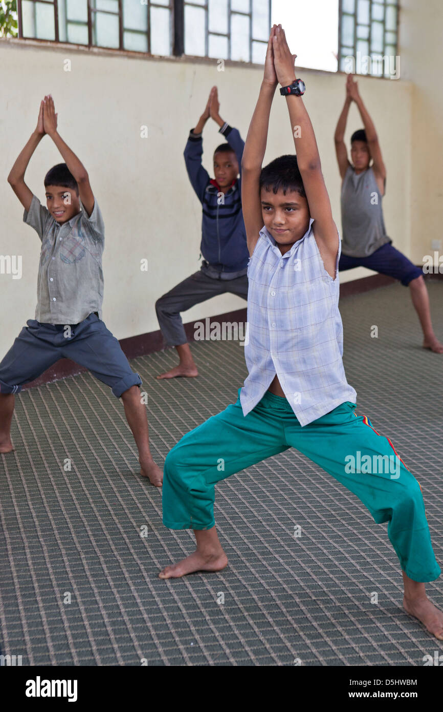 Nepalesische jungen Yoga-Kurs in der Stimme für Kinder-Reha-Zentrum für Kinder in der Gefahr des Missbrauchs in Kathmandu, Nepal. Stockfoto