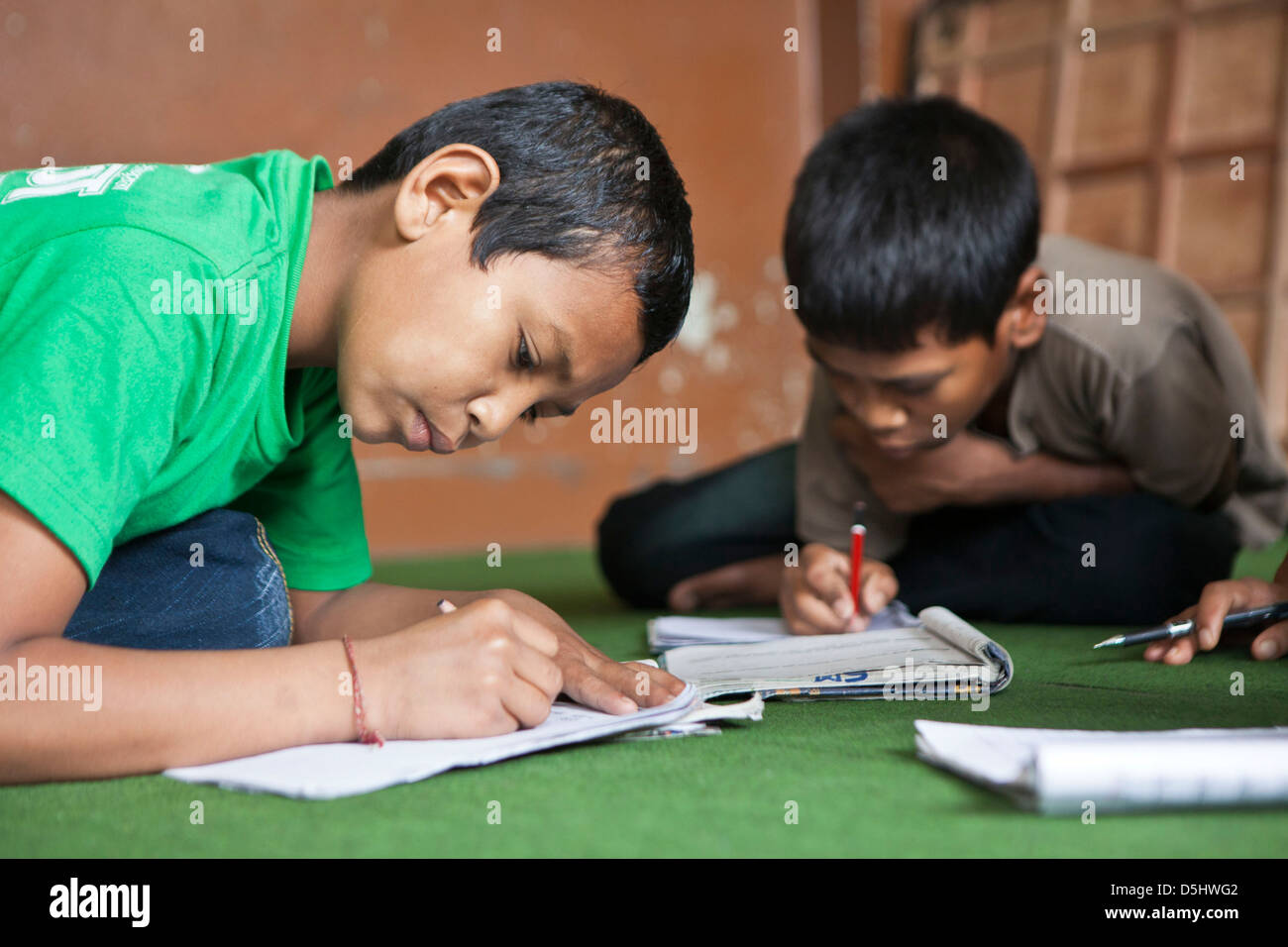 Kinder in einer Schulklasse in die Stimme der Kinder-Reha-Zentrum in Nepal. Nächstenliebe, die Arbeit mit Kindern in Gefahr des Missbrauchs. Stockfoto
