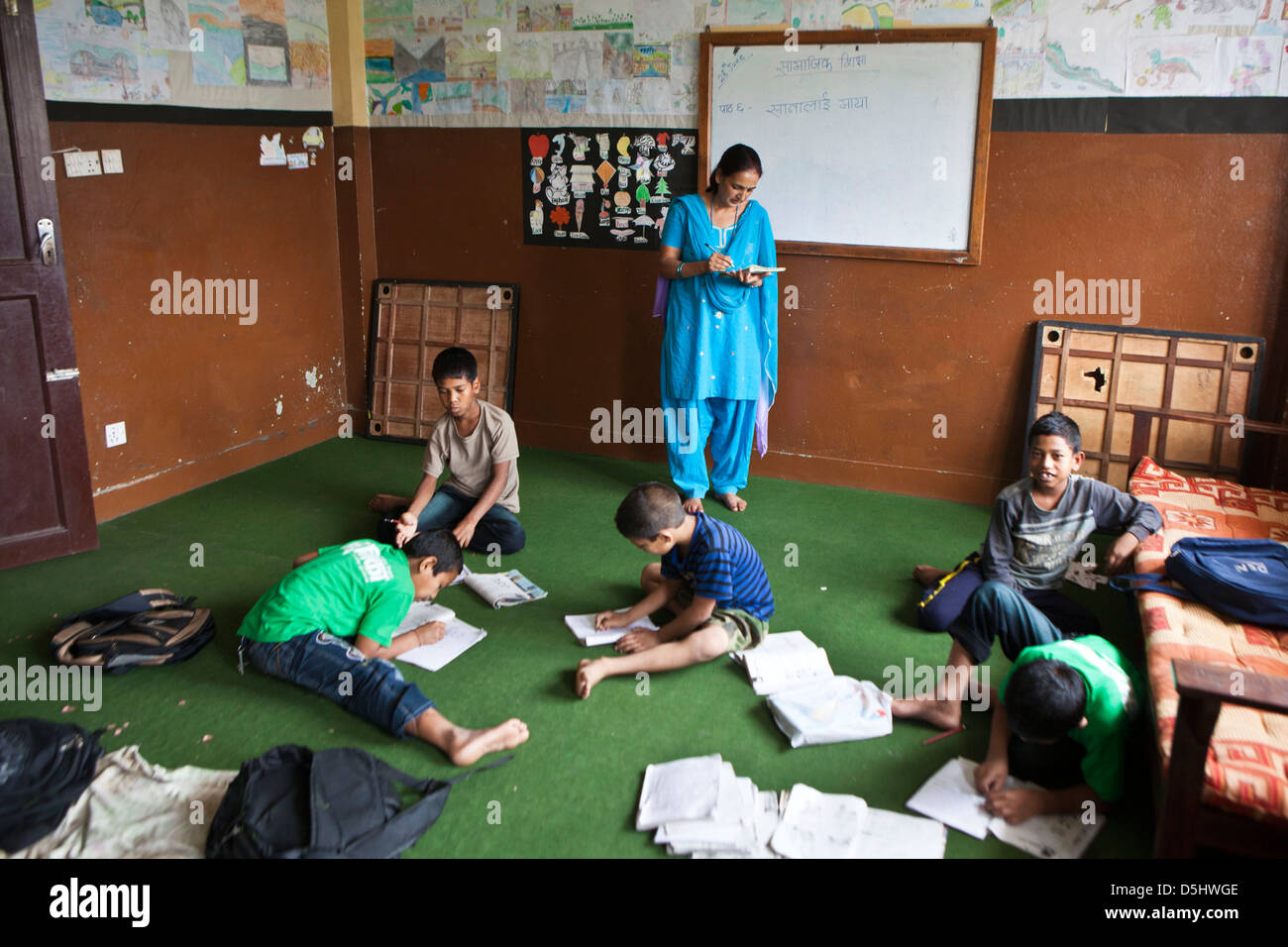Kinder in einer Schulklasse in die Stimme der Kinder-Reha-Zentrum in Nepal. Nächstenliebe, die Arbeit mit Kindern in Gefahr des Missbrauchs. Stockfoto
