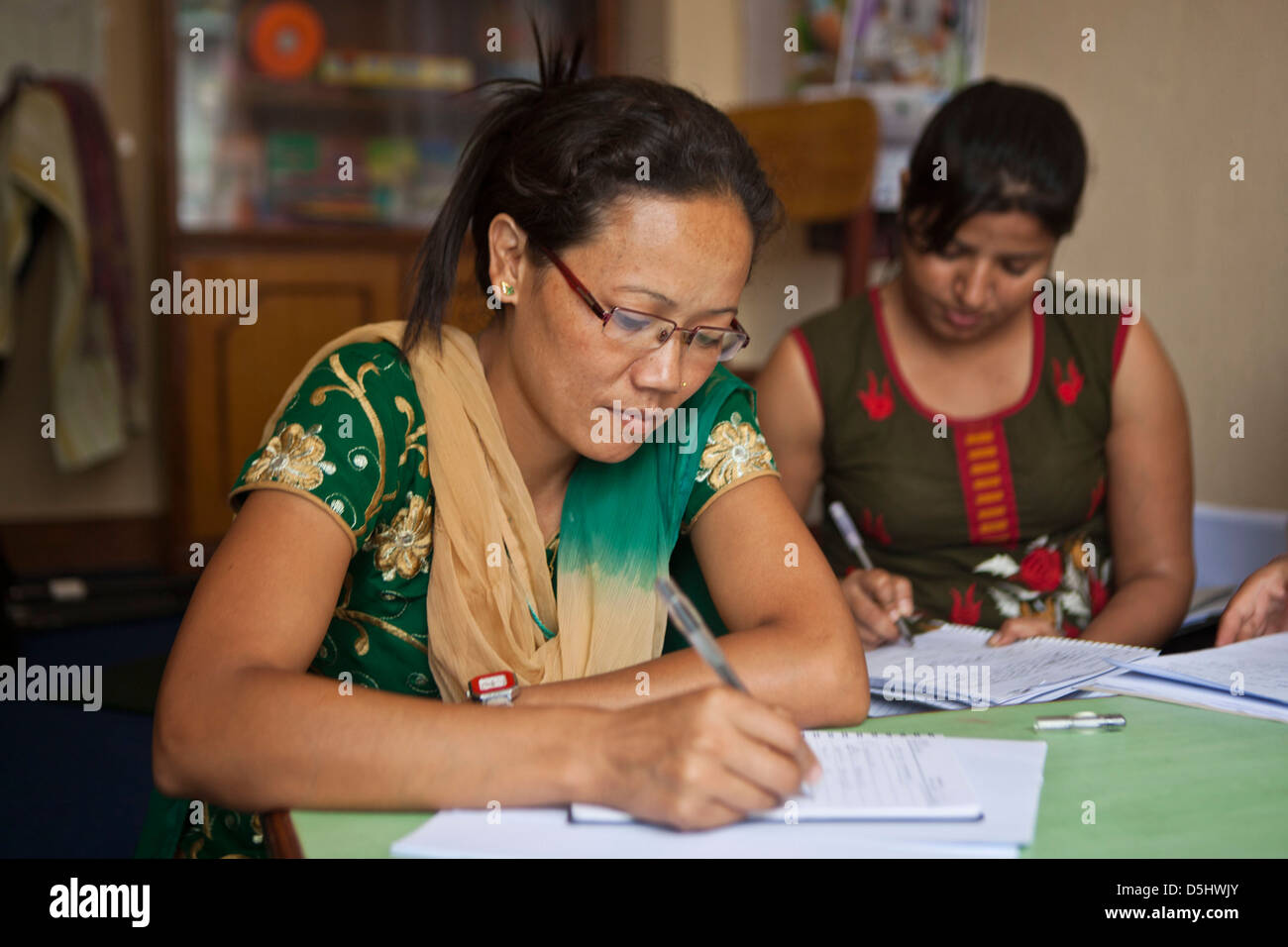 Nepalesische Frauen Personal bei Voice of Children Center in Kathmandu, Nepal. Für diejenigen in Gefahr oder die Formen des Missbrauchs erlebt haben. Stockfoto