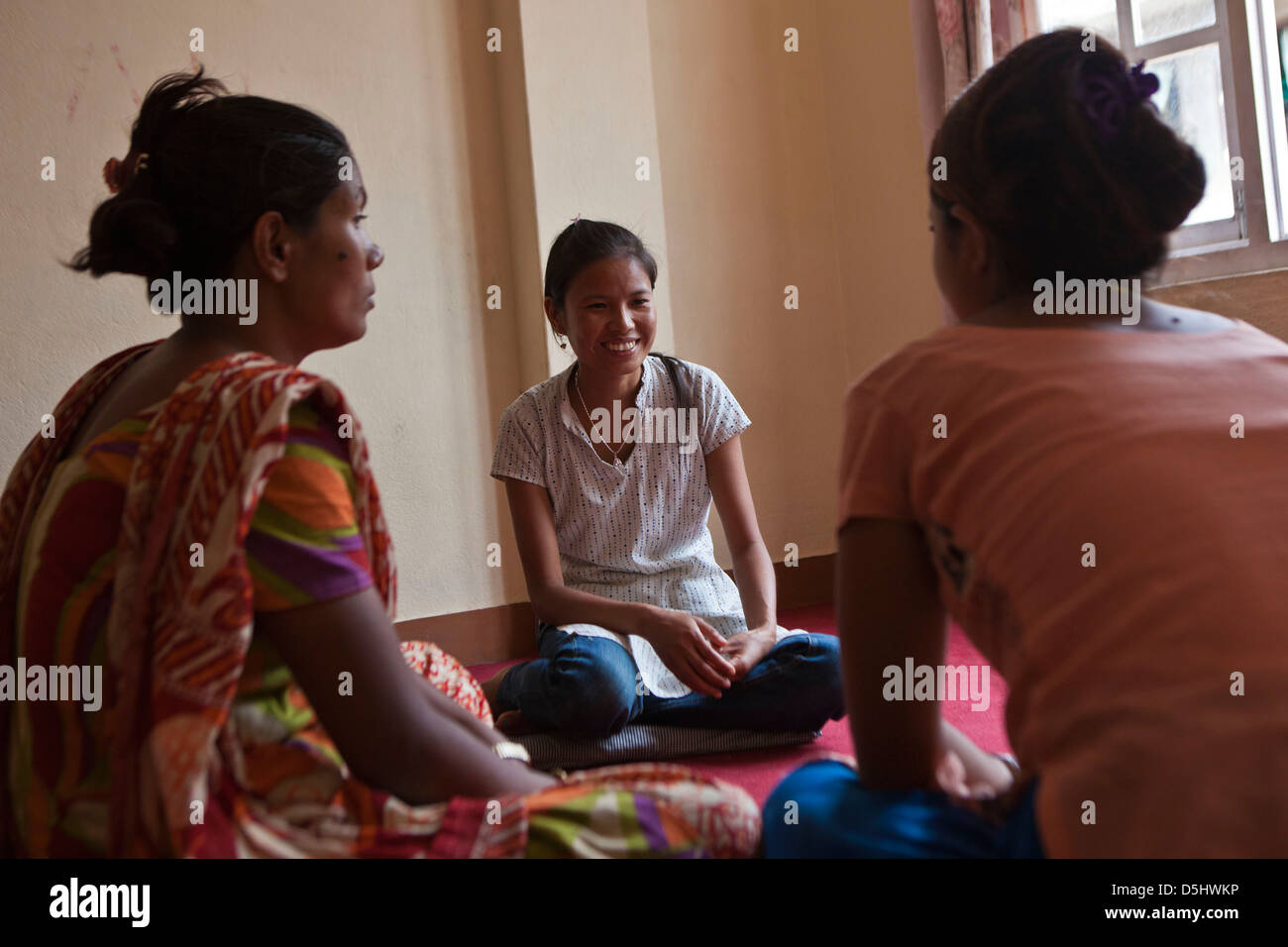 Nepalesische Frauen reden am Stimme von Kinderhaus in Kathmandu, Nepal. Für diejenigen in Gefahr oder die Formen des Missbrauchs erlebt haben. Stockfoto