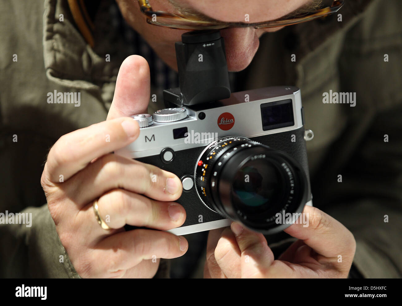 Eine Frau testet die Leica M auf der Fotografie-Messe Photokina in Köln, Deutschland, 18. September 2012. Die Photokina findet vom 18. bis 23. September 2012. Foto: OLIVER BERG Stockfoto