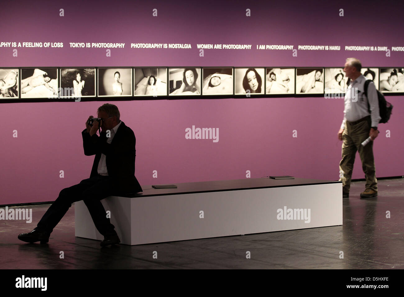 Ein Besucher fotografiert die Foto-Ausstellung auf der Fotografie Messe Photokina in Köln, Deutschland, 18. September 2012. Die Photokina findet vom 18. bis 23. September 2012. Foto: OLIVER BERG Stockfoto