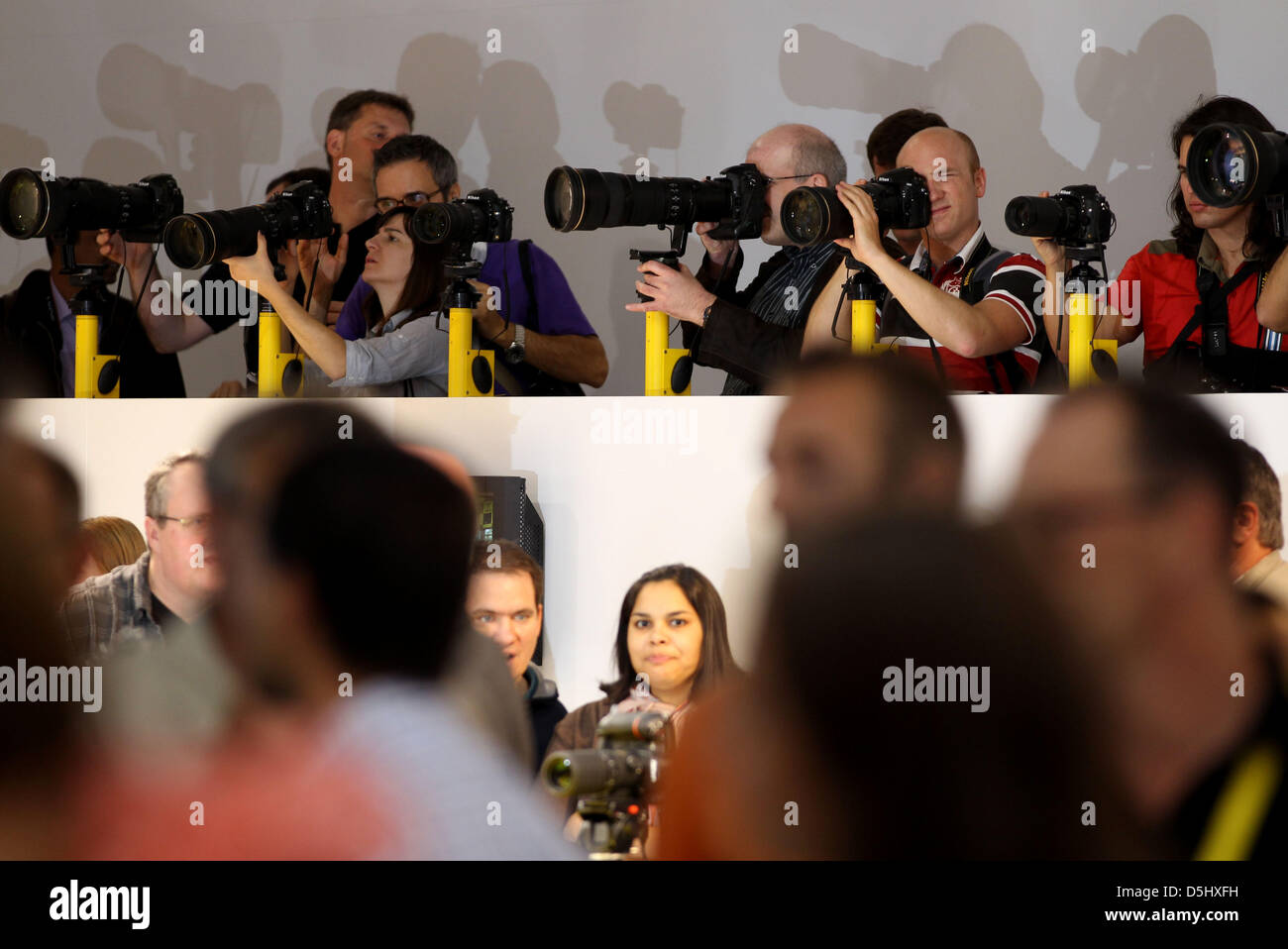 Besucher sehen Kameras auf der Fotografie Messe Photokina in Köln, Deutschland, 18. September 2012. Die Photokina findet vom 18. bis 23. September 2012. Foto: OLIVER BERG Stockfoto