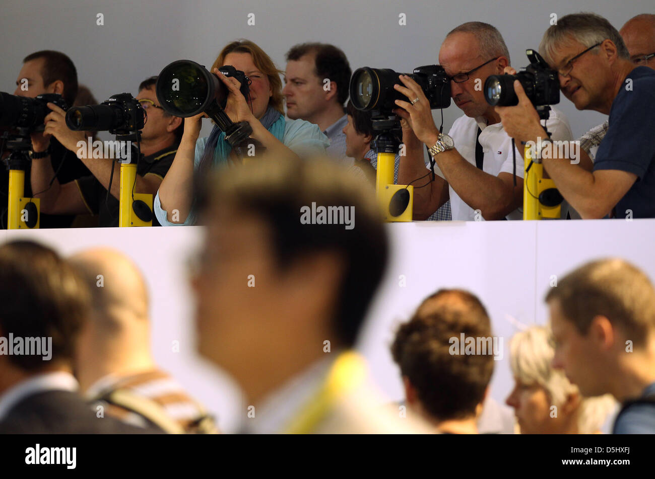 Besucher sehen Kameras auf der Fotografie Messe Photokina in Köln, Deutschland, 18. September 2012. Die Photokina findet vom 18. bis 23. September 2012. Foto: OLIVER BERG Stockfoto