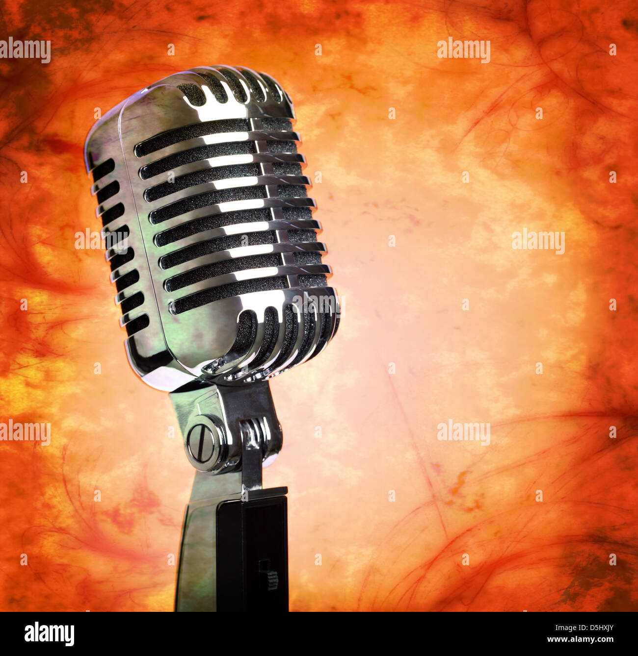 Vintage Mikrofon auf Grunge Hintergrund Stockfoto