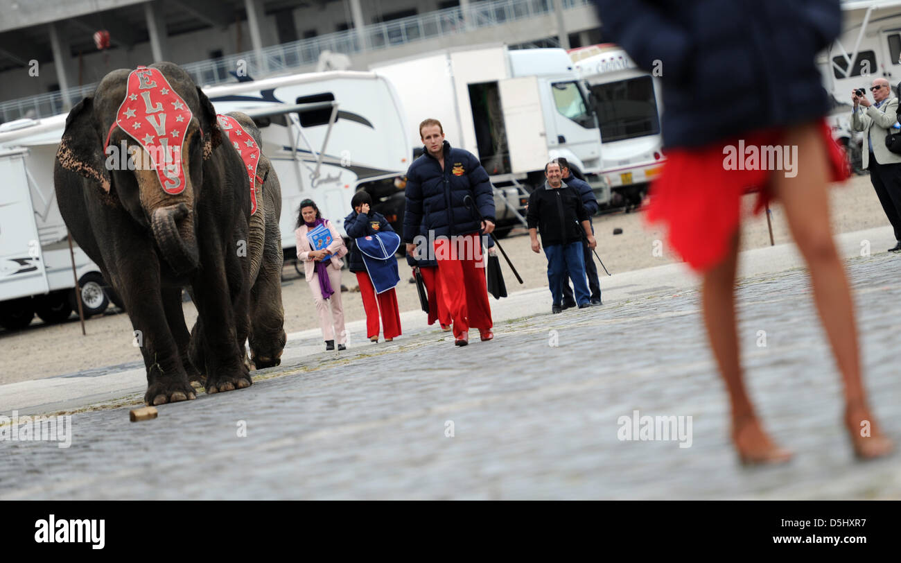 Künstler des Zirkus Charles Knie gehen mit einem indischen Elefanten während einer Parade in Hamburg, Deutschland, 18. September 2012. Der Zirkus wird seine letzte Show in Hamburg am 14. Oktober 2012 geben. Foto: DANIEL REINHARDT Stockfoto