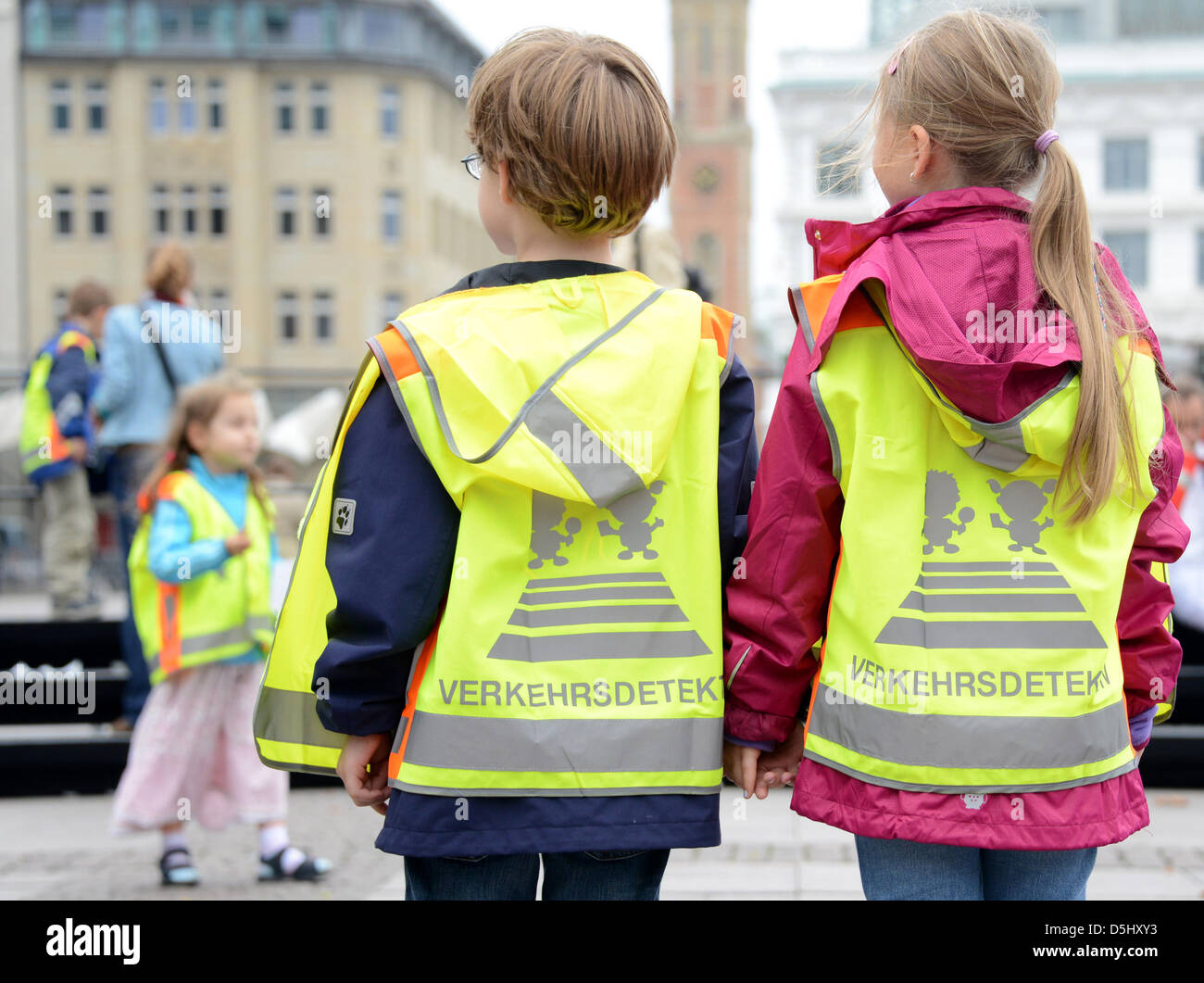 Kinder in Warnwesten stehen auf Rathausmarkt in Hamburg, Deutschland, 18.  September 2012. Der beste Schutz für die erste Jahrgangsstufe ist  abzuwarten. Deshalb muss ADAC verteilten rund 750.000 Sicherheitswesten  rund 16.500 Schulen in