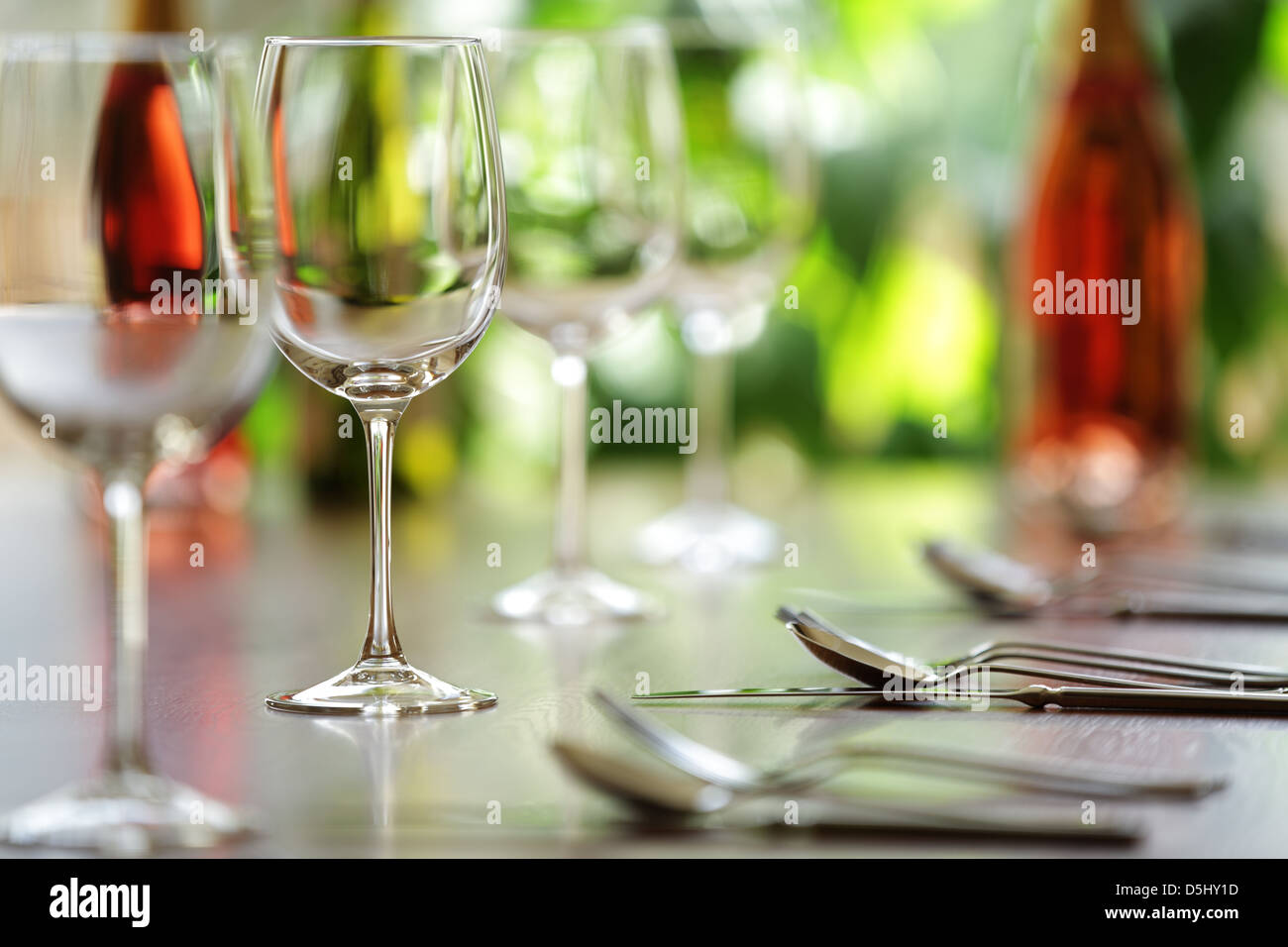 Glas Wein und Gedecke Stockfoto