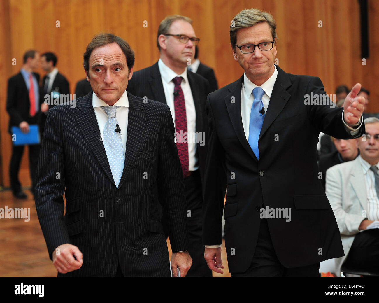 Der deutsche Außenminister Guido Westerwelle (FDP, R) und portugiesischen Außenministers und konservative Politiker Paulo Portas (L) an der Konferenz "The Value of Europe" beim Auswärtigen Amt in Berlin, Deutschland, 18. September 2012 teilnehmen. Intellektuelle, Politiker und Wirtschaftsexperten Datenbasis Europe bei der Konferenz. Foto: Hannibal Hanschke Stockfoto