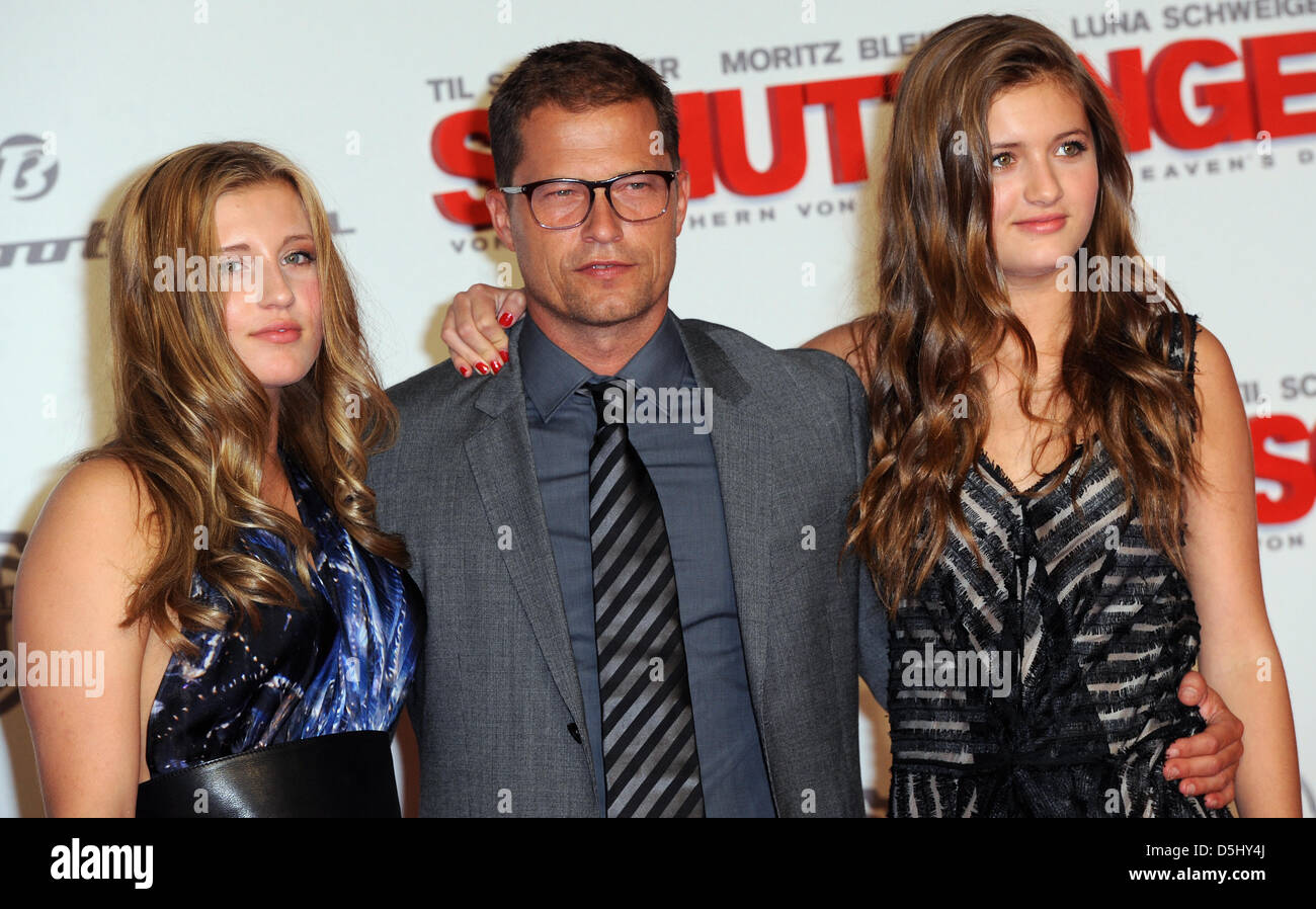 Schauspieler Til Schweiger kommt mit seinen Töchtern Luna (L) und Lilli Schweiger für die Premiere seines Films "Schutzengel" (Bewohnerin) in Berlin, Deutschland, 18. September 2012. Der Film beginnt in den deutschen Kinos am 27. September 2012 zeigt. Foto: Britta Pedersen Stockfoto