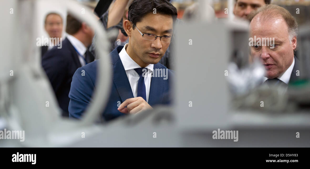 Bundesminister für Wirtschaft Philipp Roesler (FDP, L) und Mitglied des Board of Pepperl & Fuchs, Gunther Kegel, sprechen in einer Fabrik des Unternehmens in Ho-Chi-Minh-Stadt, Vietnam, 19. September 2012. Pepperl & Fuchs beschäftigt 5.200 Menschen weltweit Ameise produziert elektronischen Sensoren und Komponenten für den Explosionsschutz, unter anderem. Der deutsche Innenminister besucht Vietnam bis 1 Stockfoto