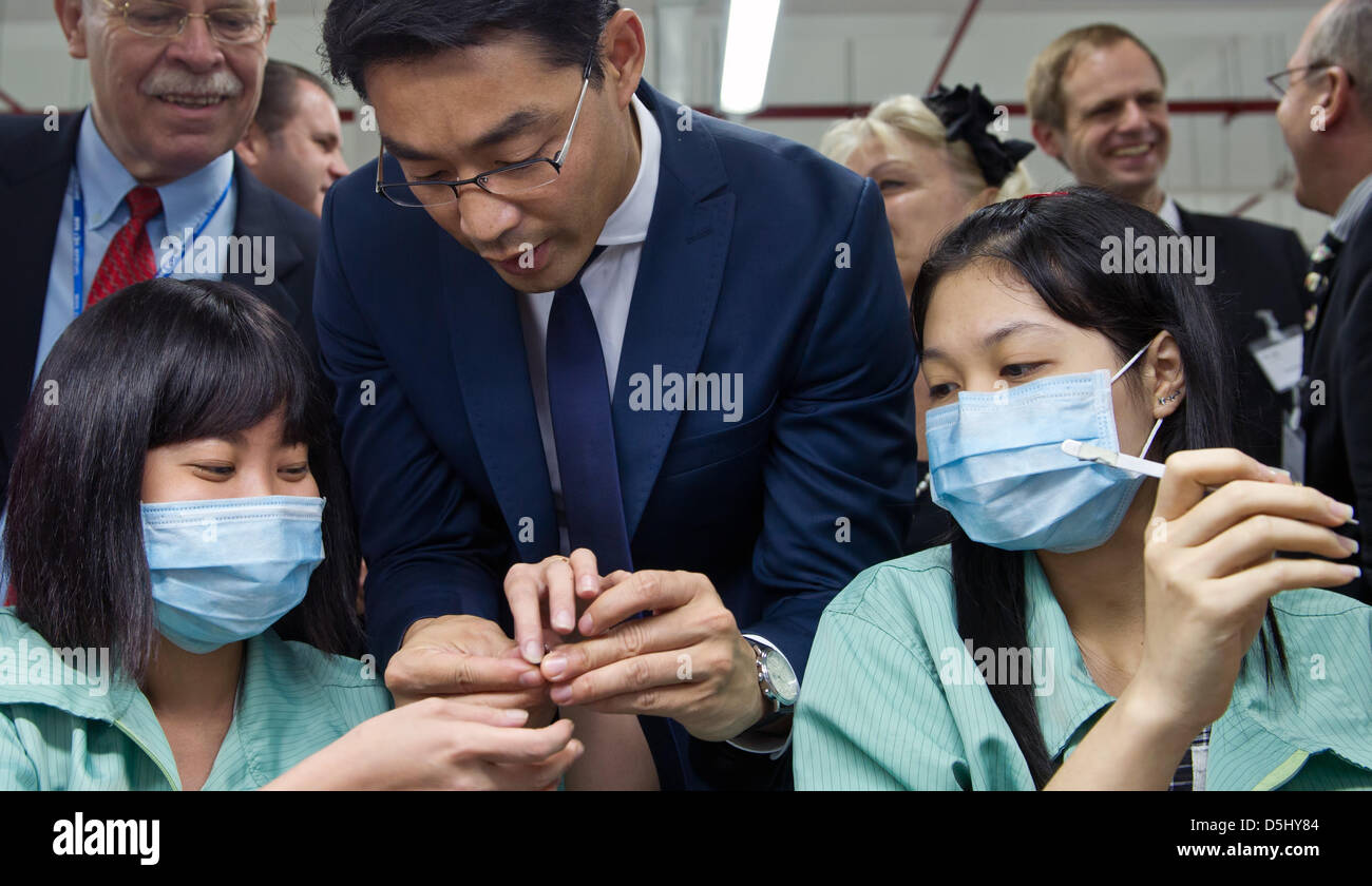 Bundesminister der Wirtschaft Philipp Roesler (FDP, V) besucht eine Fabrik der Firma Pepperl & Fuchs in Ho-Chi-Minh-Stadt, Vietnam, 19. September 2012. Pepperl & Fuchs beschäftigt 5.200 Menschen weltweit Ameise produziert elektronischen Sensoren und Komponenten für den Explosionsschutz, unter anderem. Der deutsche Innenminister besucht Vietnam bis 19. September 2012 und reist dann nach der Tha Stockfoto