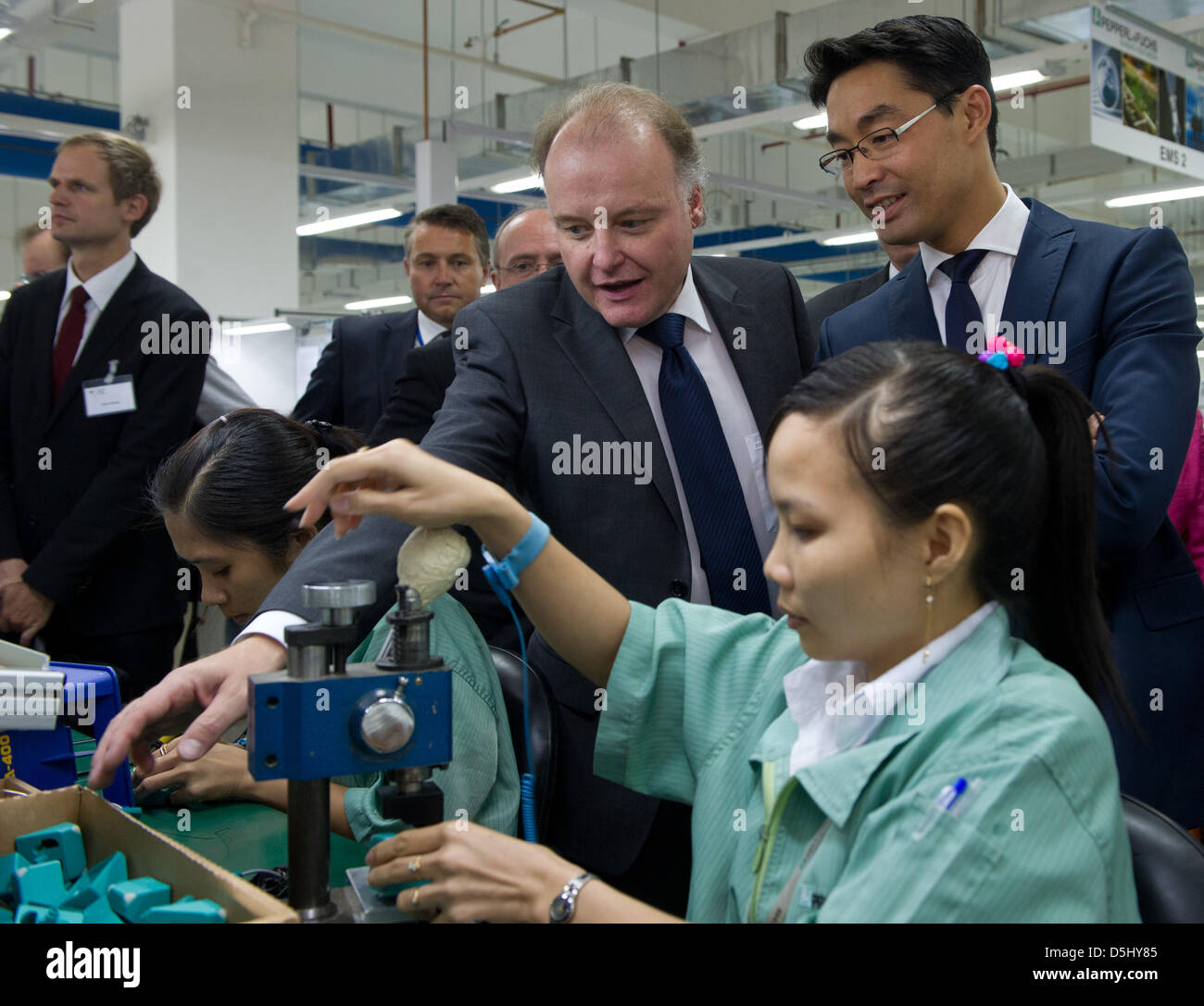 Bundesminister für Wirtschaft Philipp Roesler (FDP, R) und Mitglied des Board of Pepperl & Fuchs, Gunther Kegel (C), sprechen in einer Fabrik des Unternehmens in Ho-Chi-Minh-Stadt, Vietnam, 19. September 2012. Pepperl & Fuchs beschäftigt 5.200 Menschen weltweit Ameise produziert elektronischen Sensoren und Komponenten für den Explosionsschutz, unter anderem. Der deutsche Innenminister besucht Vietnam unt Stockfoto