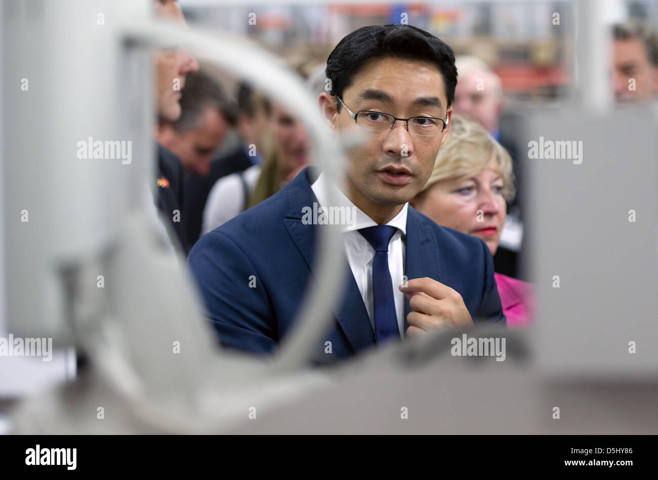 Deutscher Minister der Wirtschaft Philipp Rösler (FDP) besucht eine Fabrik der Firma Pepperl & Fuchs in Ho-Chi-Minh-Stadt, Vietnam, 19. September 2012. Pepperl & Fuchs beschäftigt 5.200 Menschen weltweit Ameise produziert elektronischen Sensoren und Komponenten für den Explosionsschutz, unter anderem. Der deutsche Innenminister besucht Vietnam bis 19. September 2012 und fährt dann auf die thailändische c Stockfoto