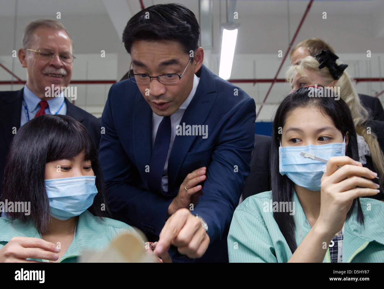 Bundesminister der Wirtschaft Philipp Roesler (FDP, V) besucht eine Fabrik der Firma Pepperl & Fuchs in Ho-Chi-Minh-Stadt, Vietnam, 19. September 2012. Pepperl & Fuchs beschäftigt 5.200 Menschen weltweit Ameise produziert elektronischen Sensoren und Komponenten für den Explosionsschutz, unter anderem. Der deutsche Innenminister besucht Vietnam bis 19. September 2012 und reist dann nach der Tha Stockfoto