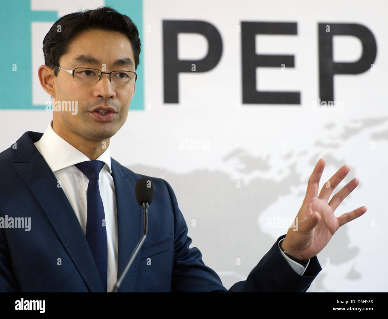 Bundesminister für Wirtschaft Philipp Rösler (FDP) spricht bei einem Besuch einer Fabrik der Firma Pepperl & Fuchs in Ho-Chi-Minh-Stadt, Vietnam, 19. September 2012. Pepperl & Fuchs beschäftigt 5.200 Menschen weltweit Ameise produziert elektronischen Sensoren und Komponenten für den Explosionsschutz, unter anderem. Der deutsche Innenminister besucht Vietnam bis 19. September 2012 und dann tra Stockfoto