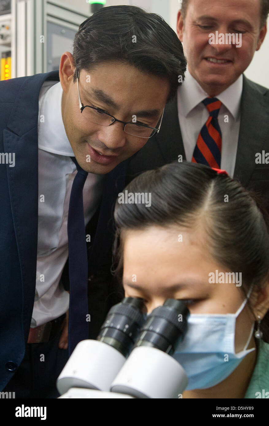 Bundesminister der Wirtschaft Philipp Roesler (FDP, L) besucht eine Fabrik der Firma Pepperl & Fuchs in Ho-Chi-Minh-Stadt, Vietnam, 19. September 2012. Pepperl & Fuchs beschäftigt 5.200 Menschen weltweit Ameise produziert elektronischen Sensoren und Komponenten für den Explosionsschutz, unter anderem. Der deutsche Innenminister besucht Vietnam bis 19. September 2012 und reist dann nach der Tha Stockfoto