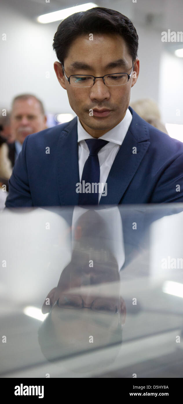 Deutscher Minister der Wirtschaft Philipp Rösler (FDP) besucht eine Fabrik der Firma Pepperl & Fuchs in Ho-Chi-Minh-Stadt, Vietnam, 19. September 2012. Pepperl & Fuchs beschäftigt 5.200 Menschen weltweit Ameise produziert elektronischen Sensoren und Komponenten für den Explosionsschutz, unter anderem. Der deutsche Innenminister besucht Vietnam bis 19. September 2012 und fährt dann auf die thailändische c Stockfoto